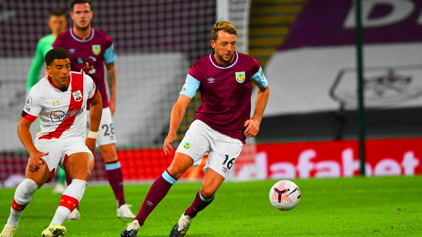 爱游戏在线-伯恩利遭遇主场失利，球队连续三场未能取胜，战绩受到质疑