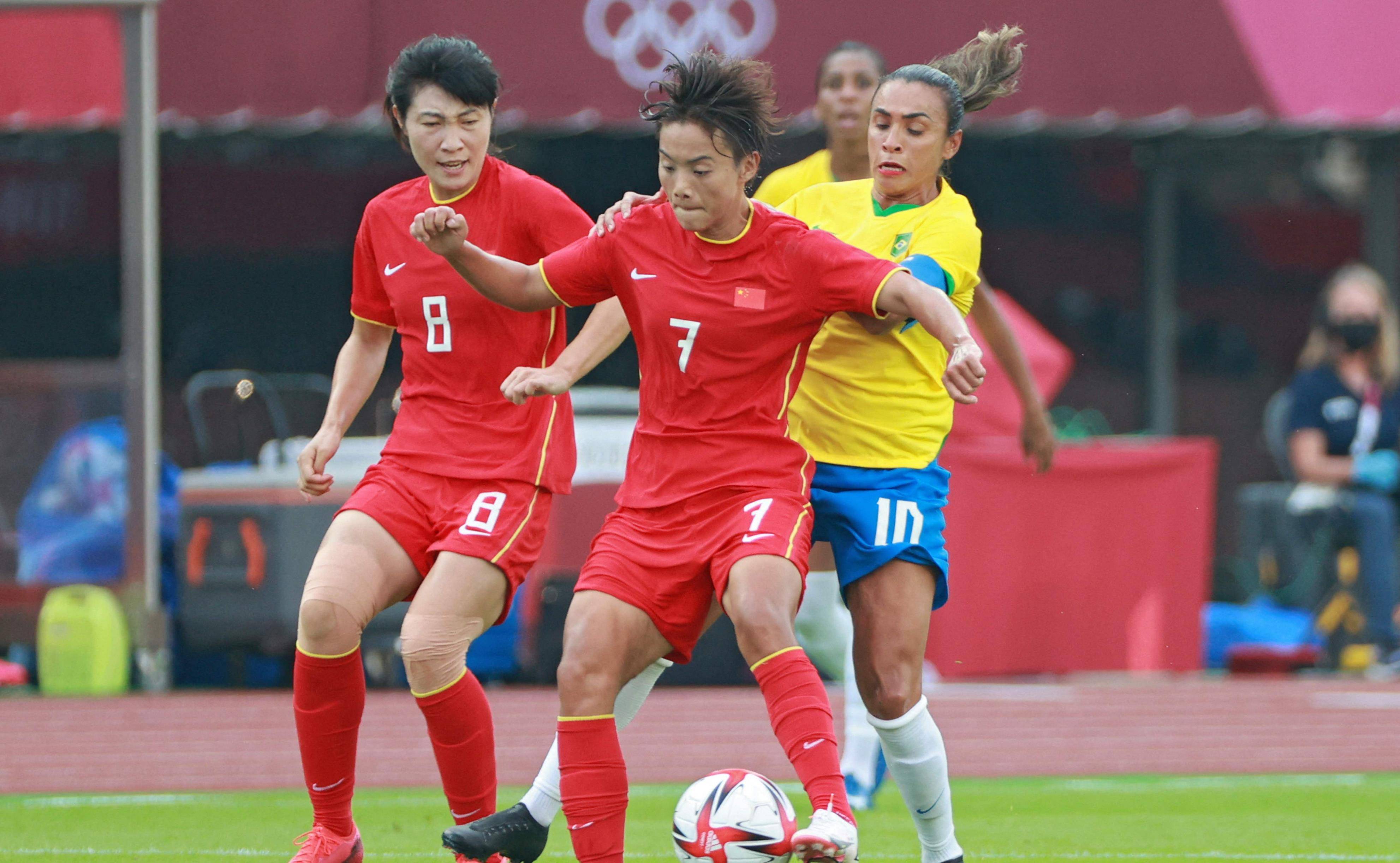 爱游戏体育-国内女足勇敢出征，迎接比赛挑战