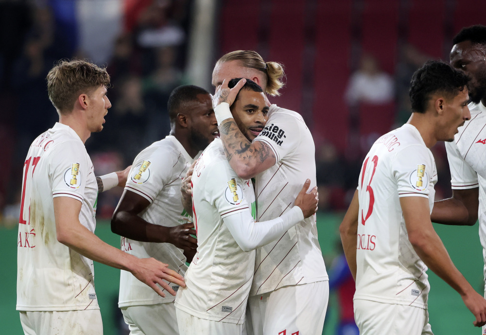 沙尔克主场告捷,夺取德国足球联赛全胜 沙尔克主场告捷,夺取德国足球联赛全胜