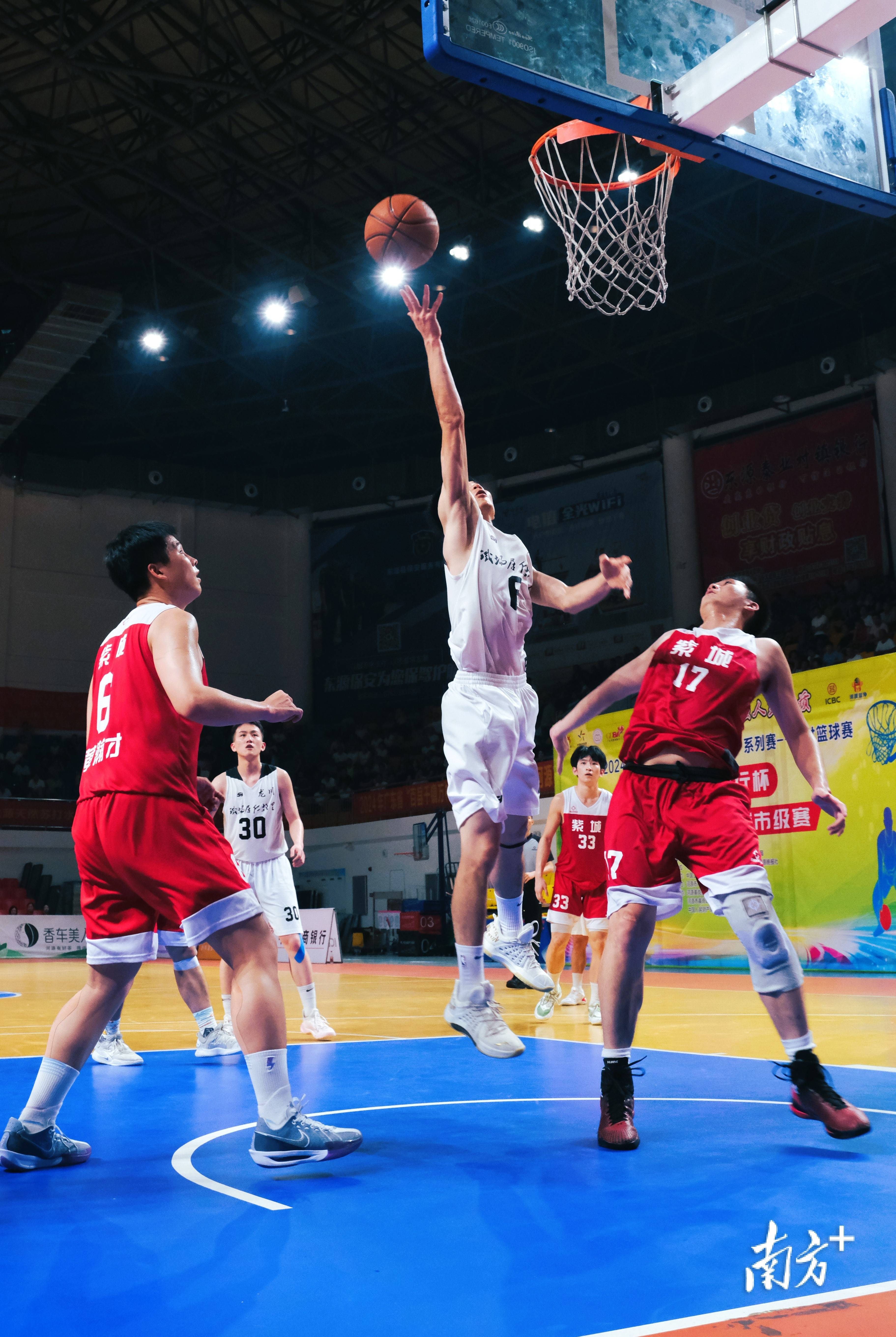 热门篮球联赛再度点燃热血战斗,场面激烈 热门篮球联赛再度点燃热血战斗,场面激烈