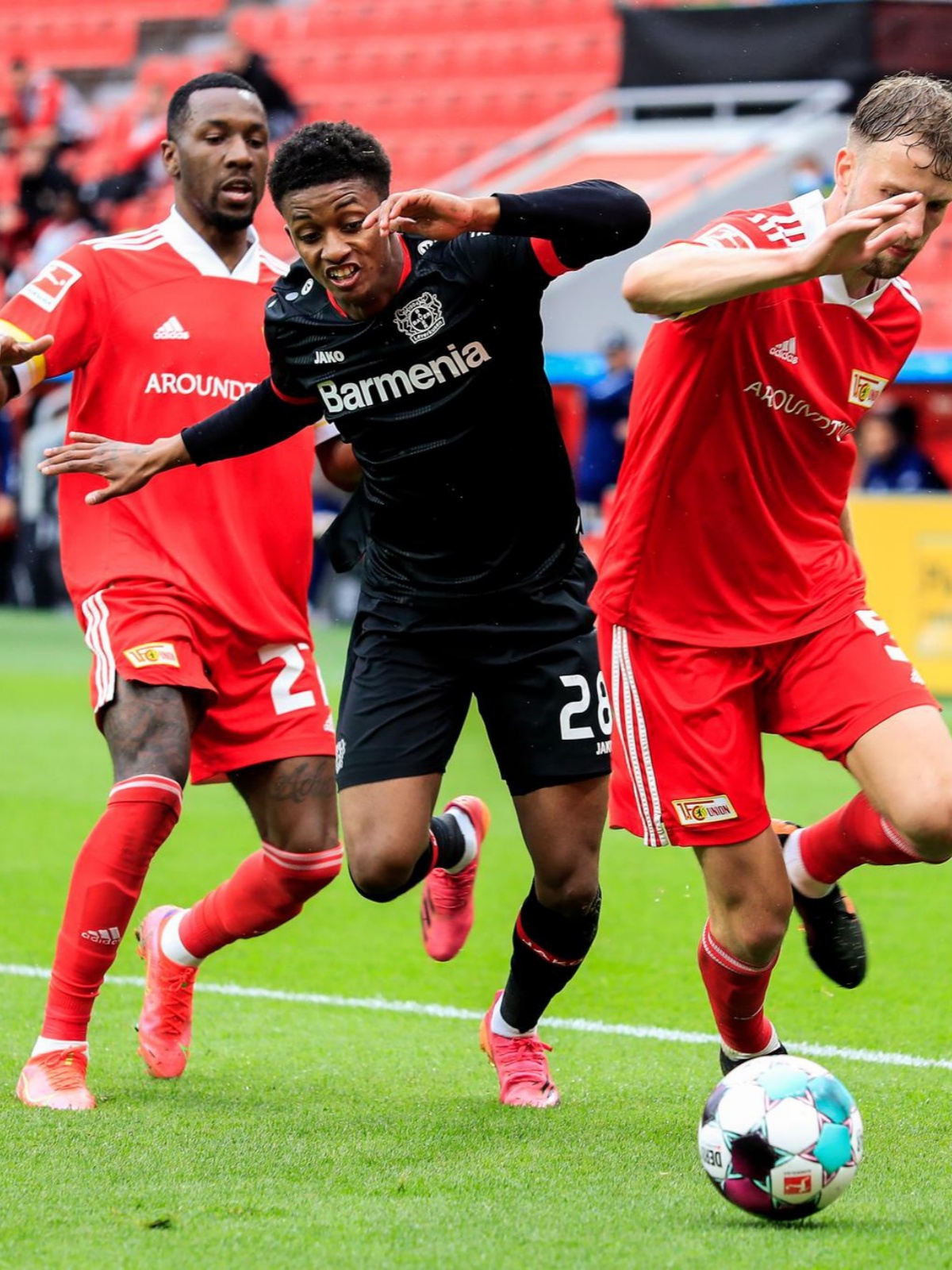 德甲劲旅逆转战胜法甲球队,成功挺进淘汰赛 德甲劲旅逆转战胜法甲球队,成功挺进淘汰赛