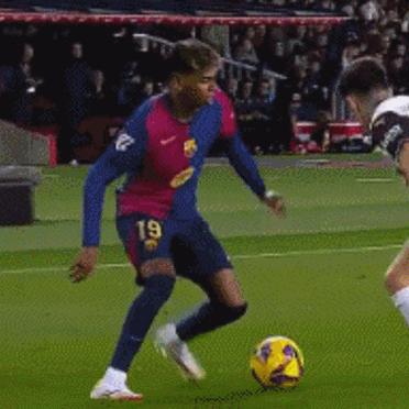 瓦伦西亚队员在比赛中杀入禁区,独中取胜 瓦伦西亚队员在比赛中杀入禁区,独中取胜