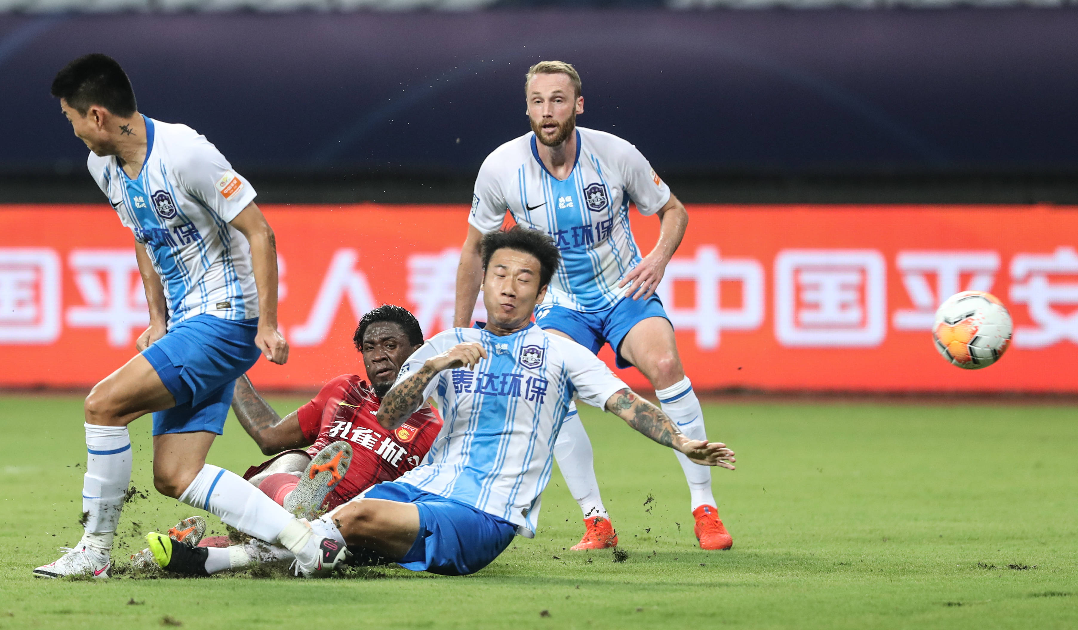 爱游戏娱乐-华夏球队在国内顶级足球联赛的表现