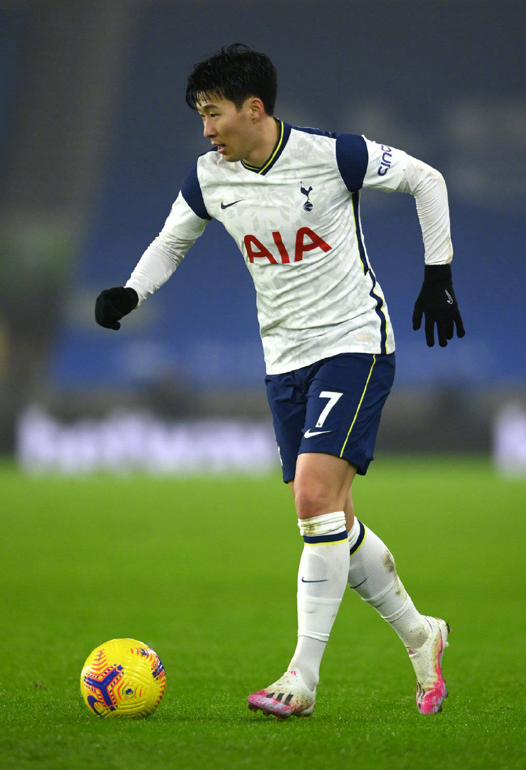 爱游戏入口-年轻球员崭露头角，展现出色表现