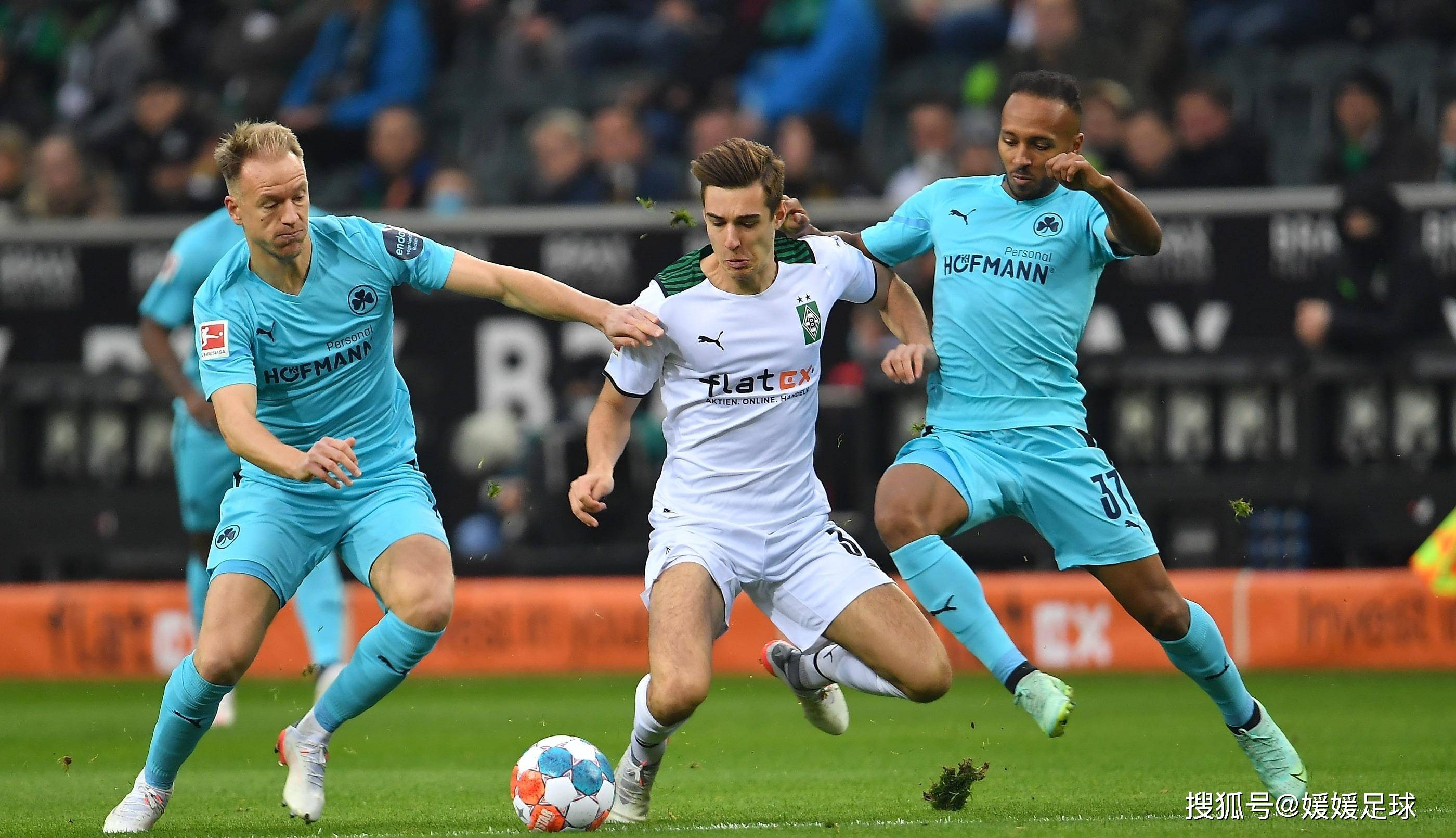 爱游戏娱乐-非洲足球联赛收官，夺冠球队激动庆祝