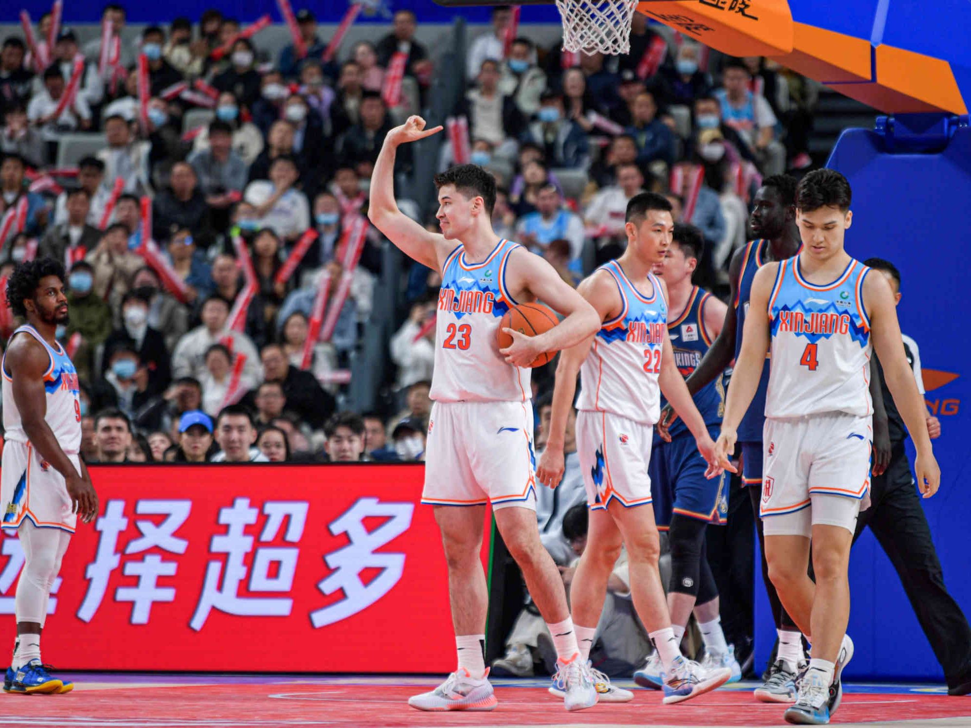 新疆男篮客场大胜广州队,继续保持领先 新疆男篮客场大胜广州队,继续保持领先