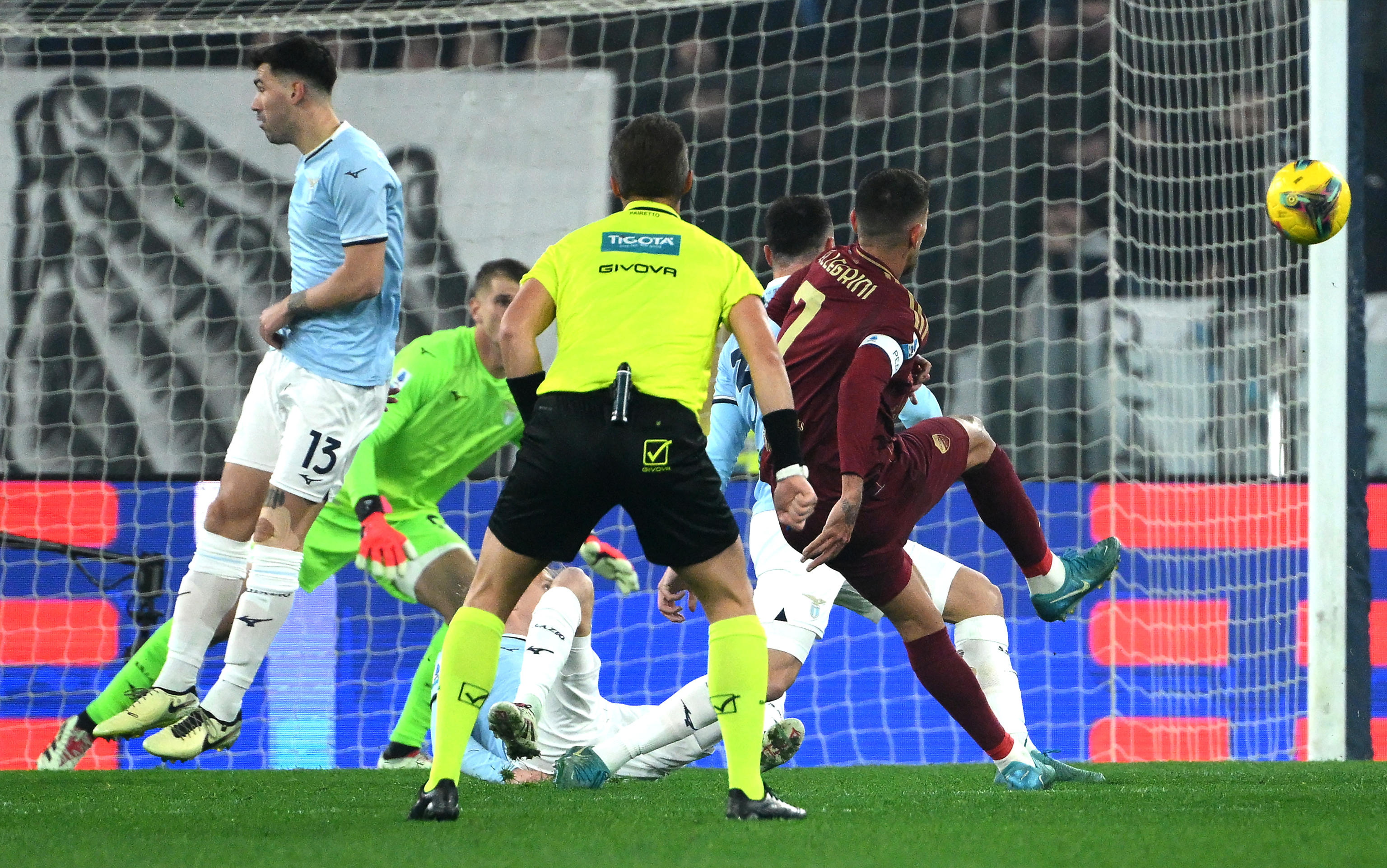 意大利足球联盟赛事发生惊险一幕,点燃观赏欲望 意大利足球联盟赛事发生惊险一幕,点燃观赏欲望