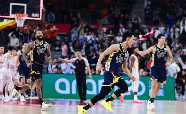 爱游戏官网-外线射手绝杀球队对手，为球队贡献关键胜利