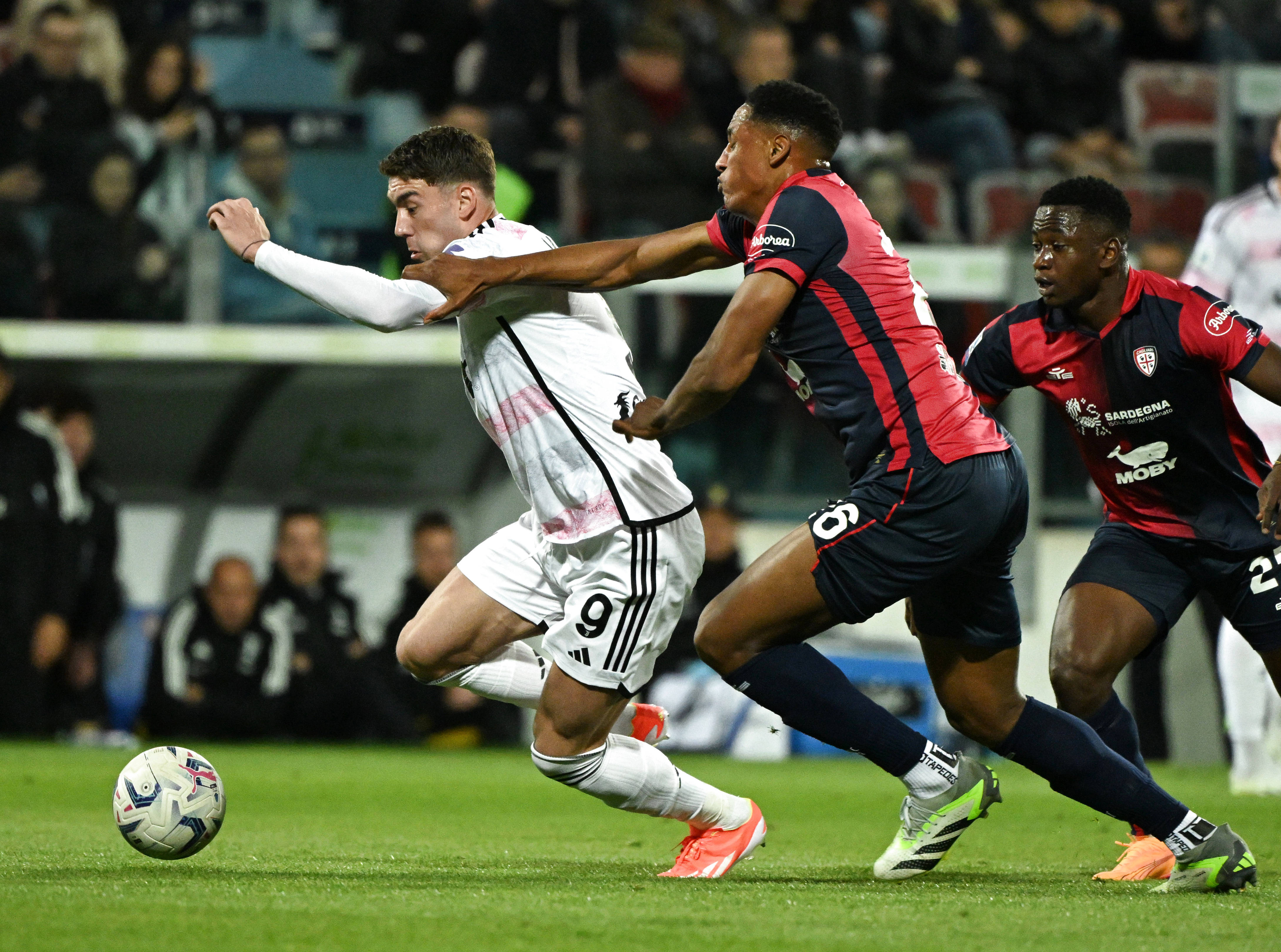 卡利亚里客场不敌对手,球队降级形势严峻的简单介绍 卡利亚里客场不敌对手,球队降级形势严峻的简单介绍