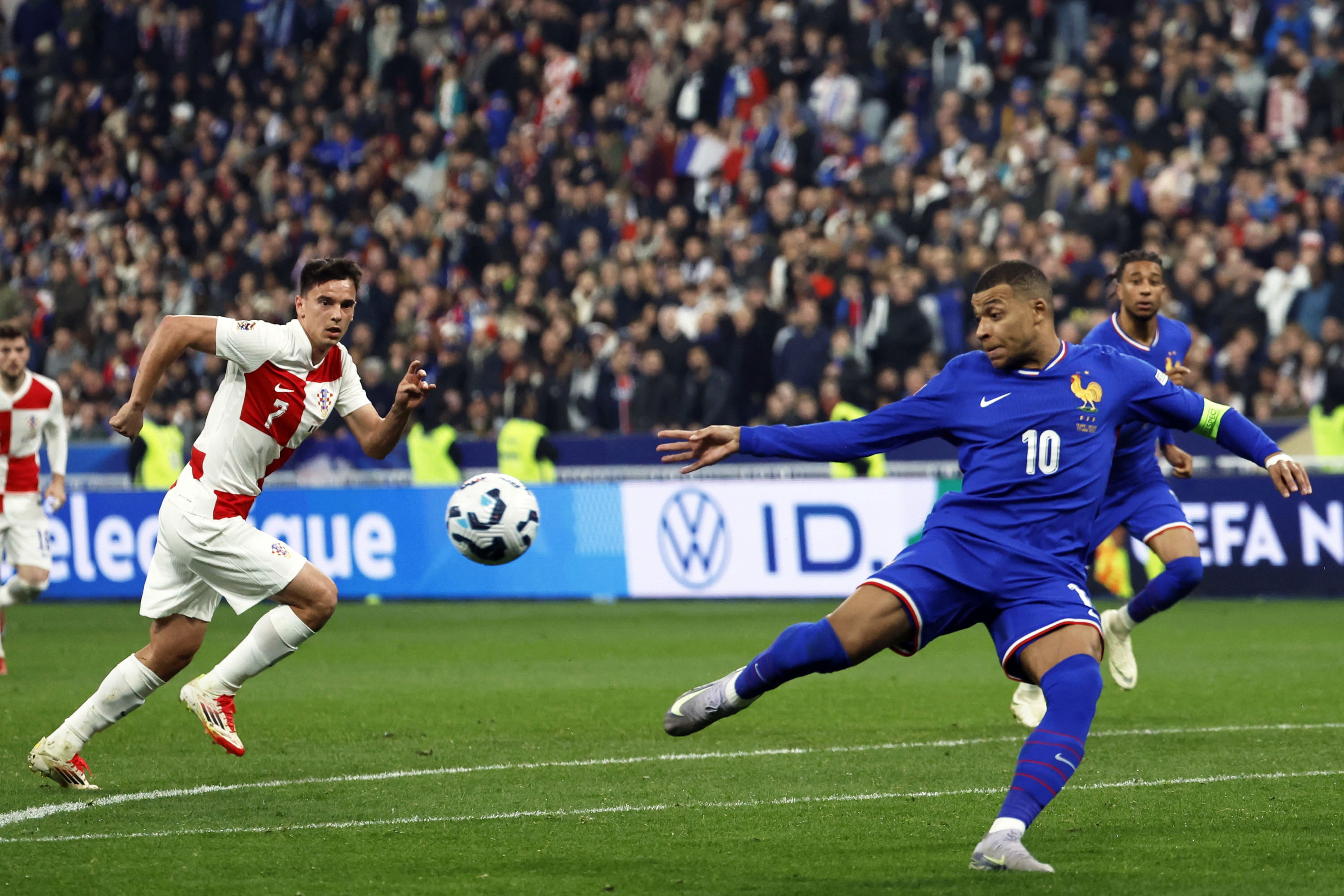 东欧足球强队备战大赛，角逐欧锦赛争霸