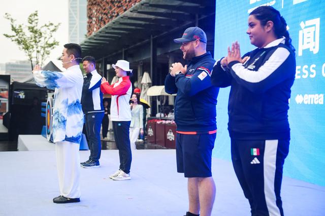 体育狂欢!全球足球明星云集大赛现场 体育狂欢!全球足球明星云集大赛现场