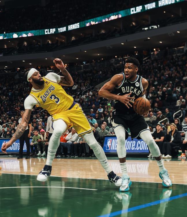 字母哥率队逆转夺胜,雄鹿多点开花战术出色 字母哥率队逆转夺胜,雄鹿多点开花战术出色