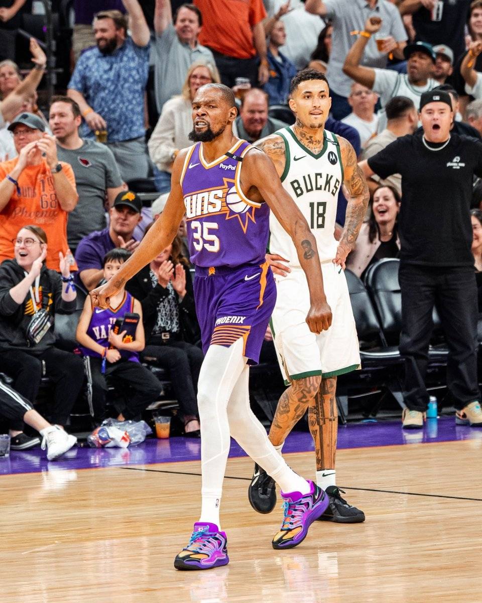 包含太阳豪取连胜，布克再度展现超强得分能力的词条