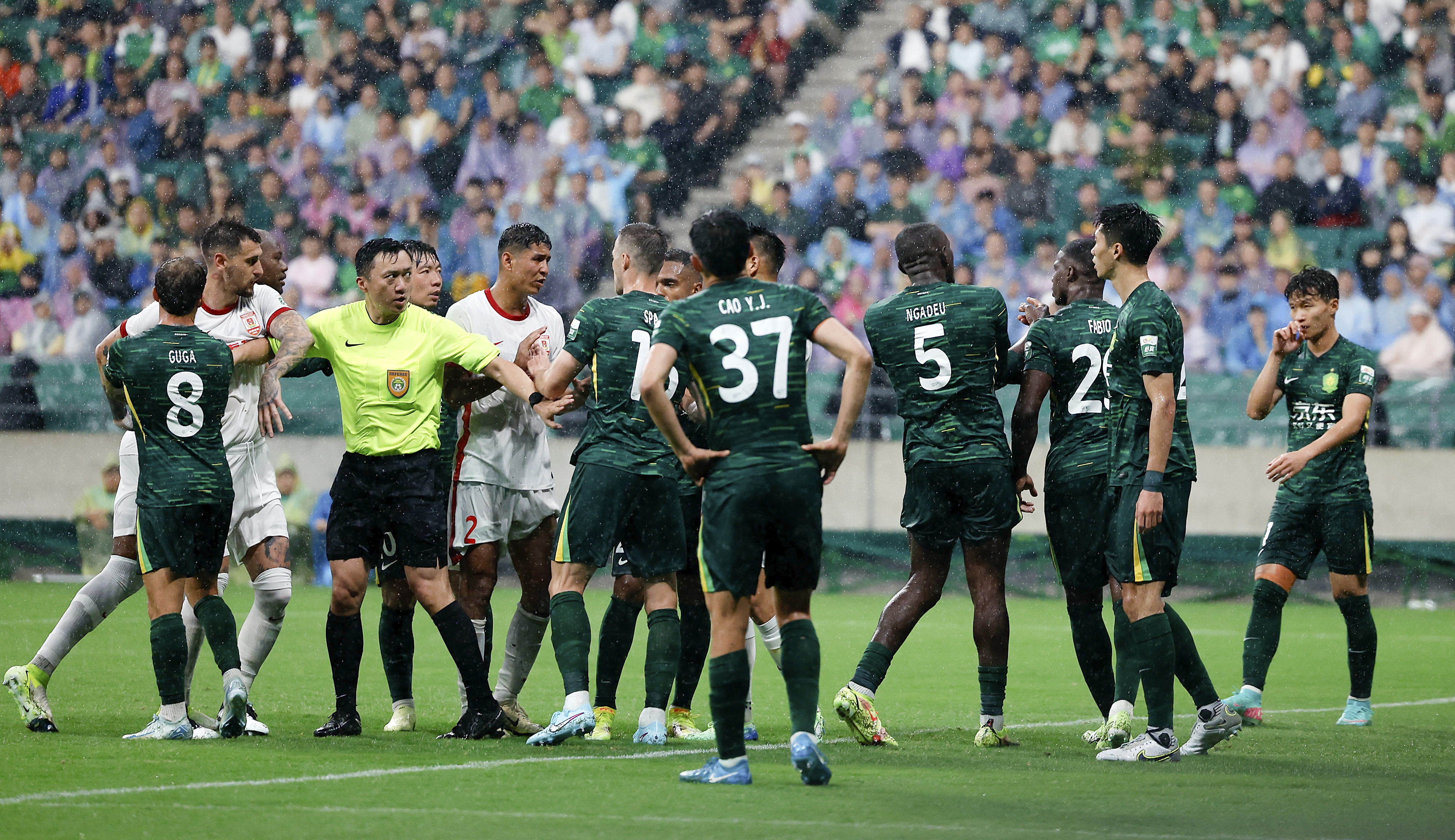 亚洲足球人气飙升，球场氛围火爆异常