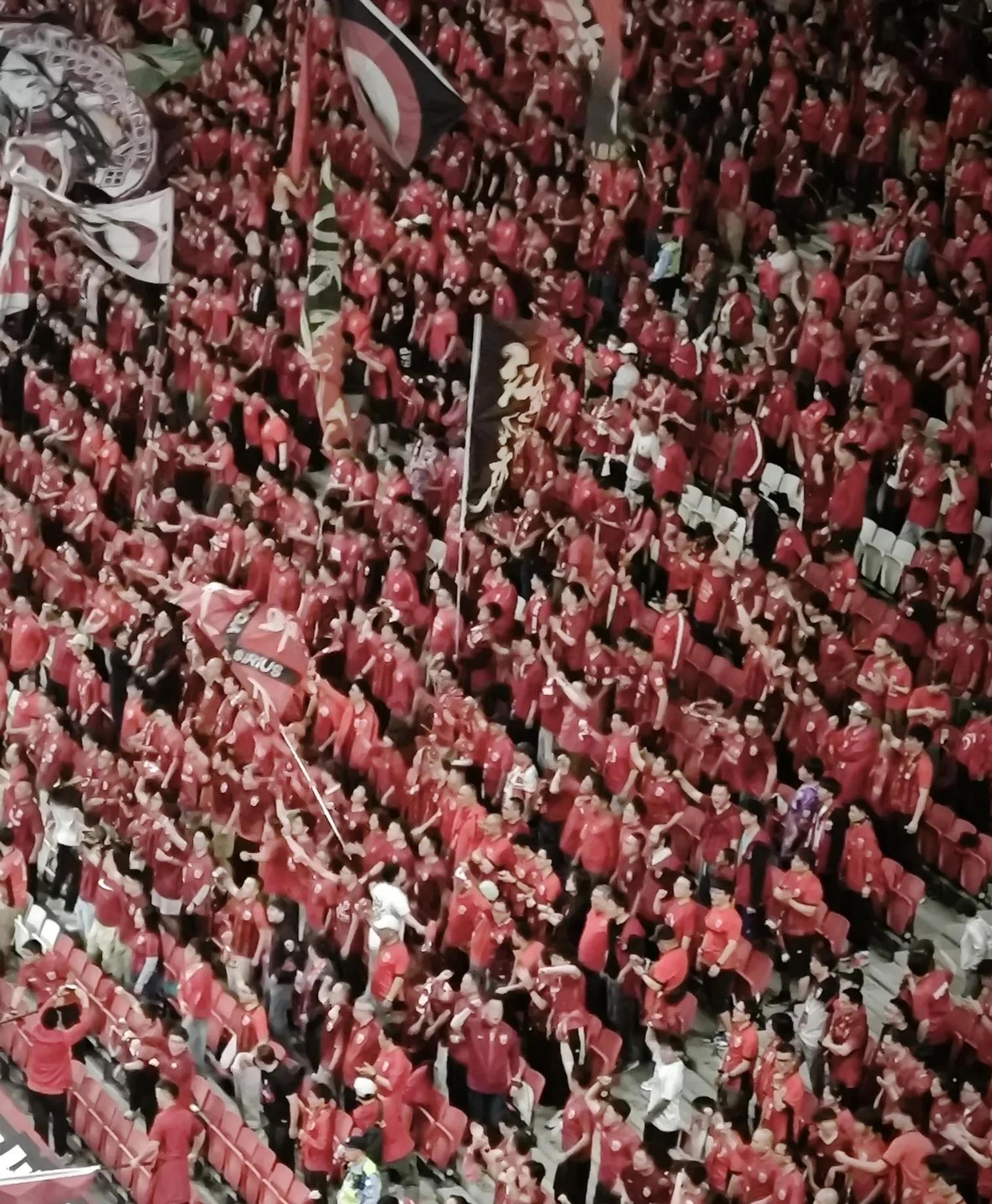 爱游戏在线-比赛现场火爆异常，球迷们为球队呐喊加油