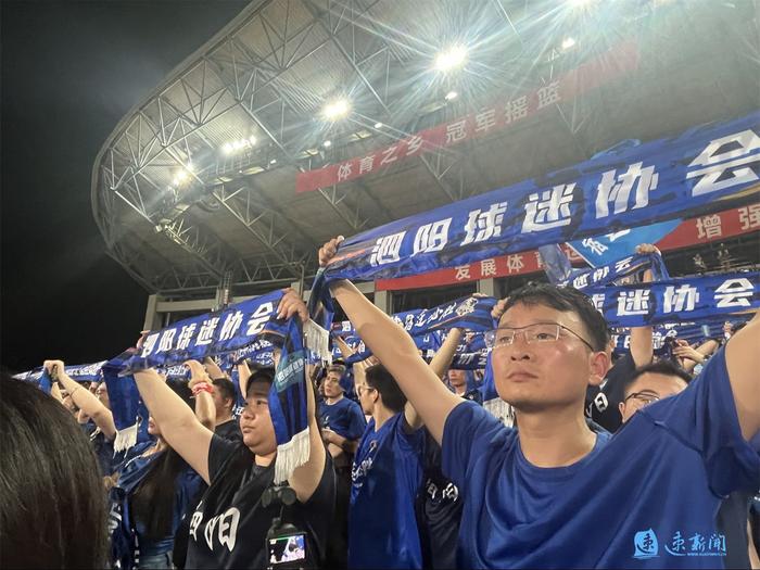 比赛现场火爆异常,球迷们为球队呐喊加油 比赛现场火爆异常,球迷们为球队呐喊加油