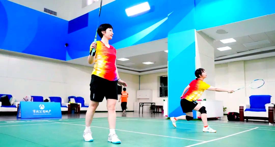 精彩纷呈,羽毛球队风采惹人的简单介绍 精彩纷呈,羽毛球队风采惹人的简单介绍