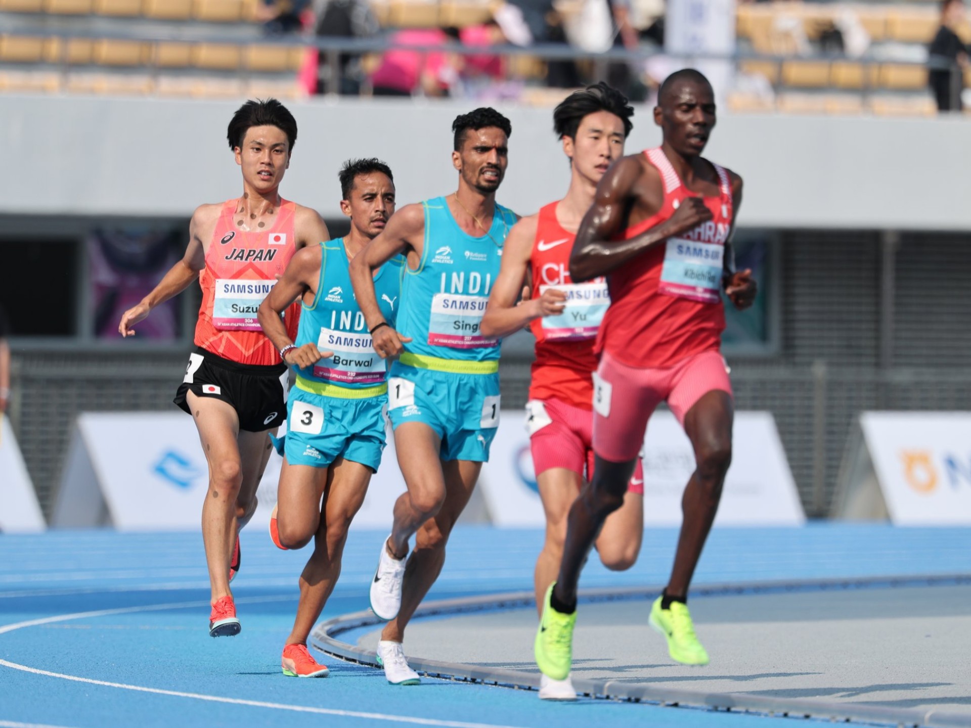 爱游戏入口-顽强拼搏！选手冲刺终点线，差距微弱