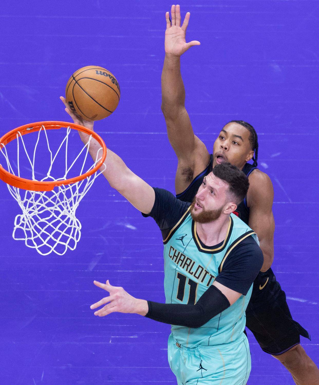 猛龙外线球员稳定投篮,带领球队逆转胜利 猛龙外线球员稳定投篮,带领球队逆转胜利