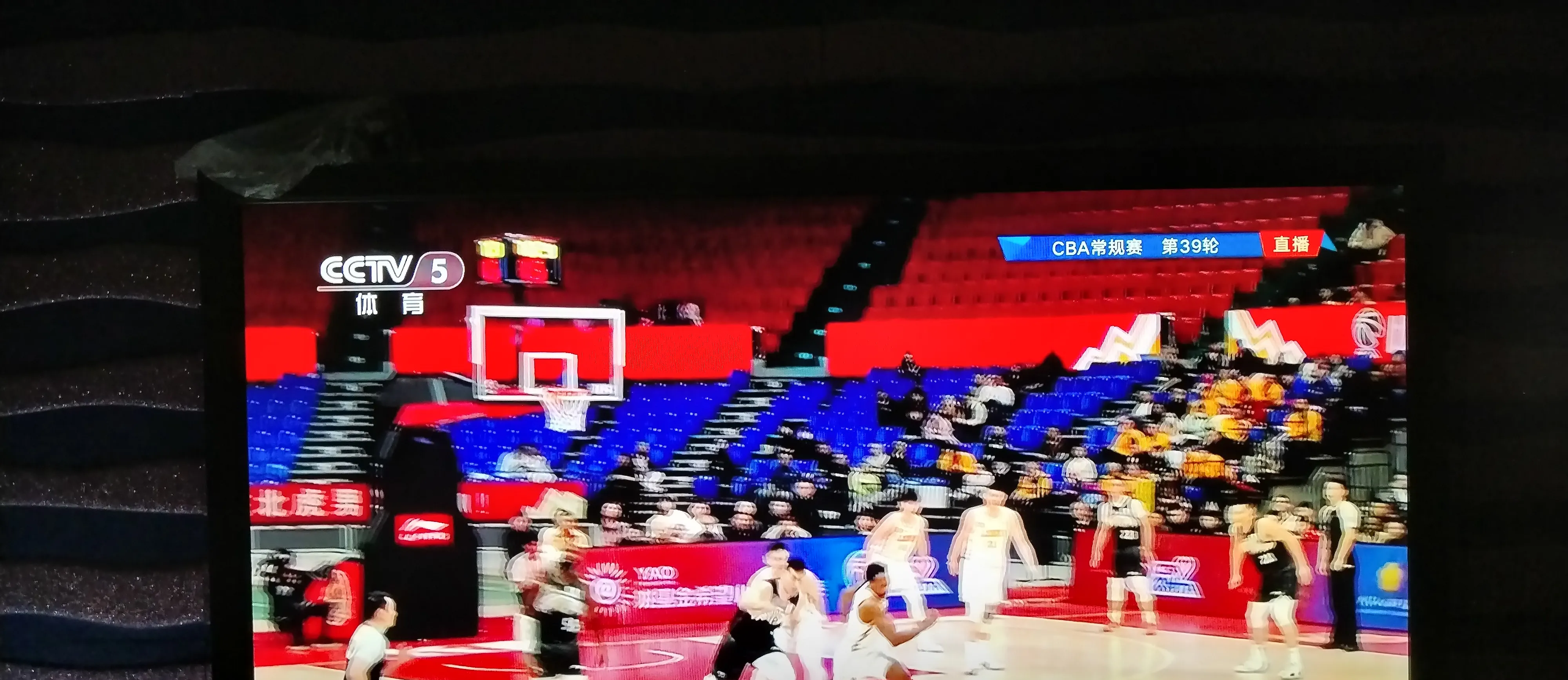 紧张激烈的对决,全场观众沸腾 紧张激烈的对决,全场观众沸腾