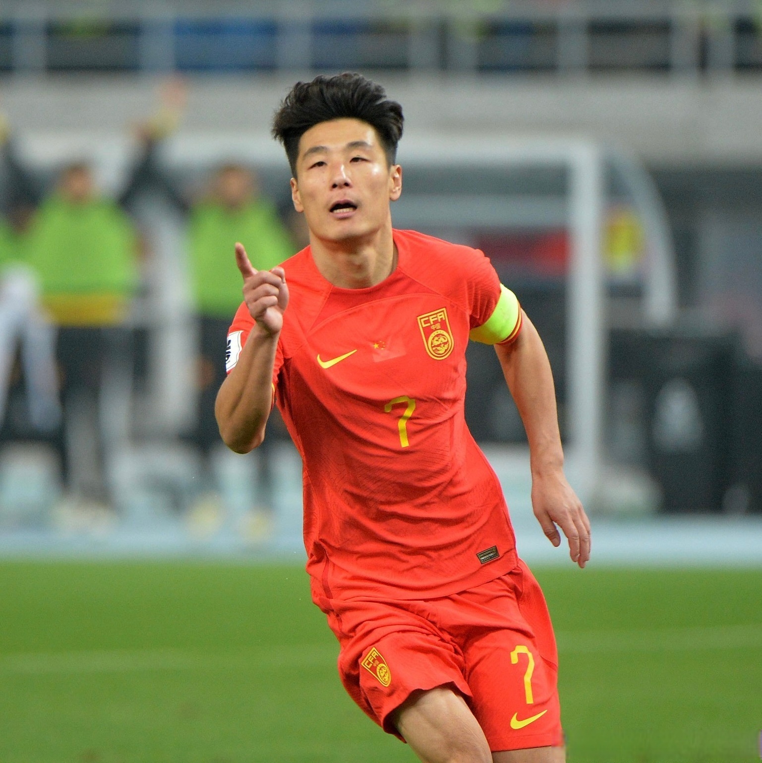 足球战士们在场上的拼搏精神令人动容! 足球战士们在场上的拼搏精神令人动容!