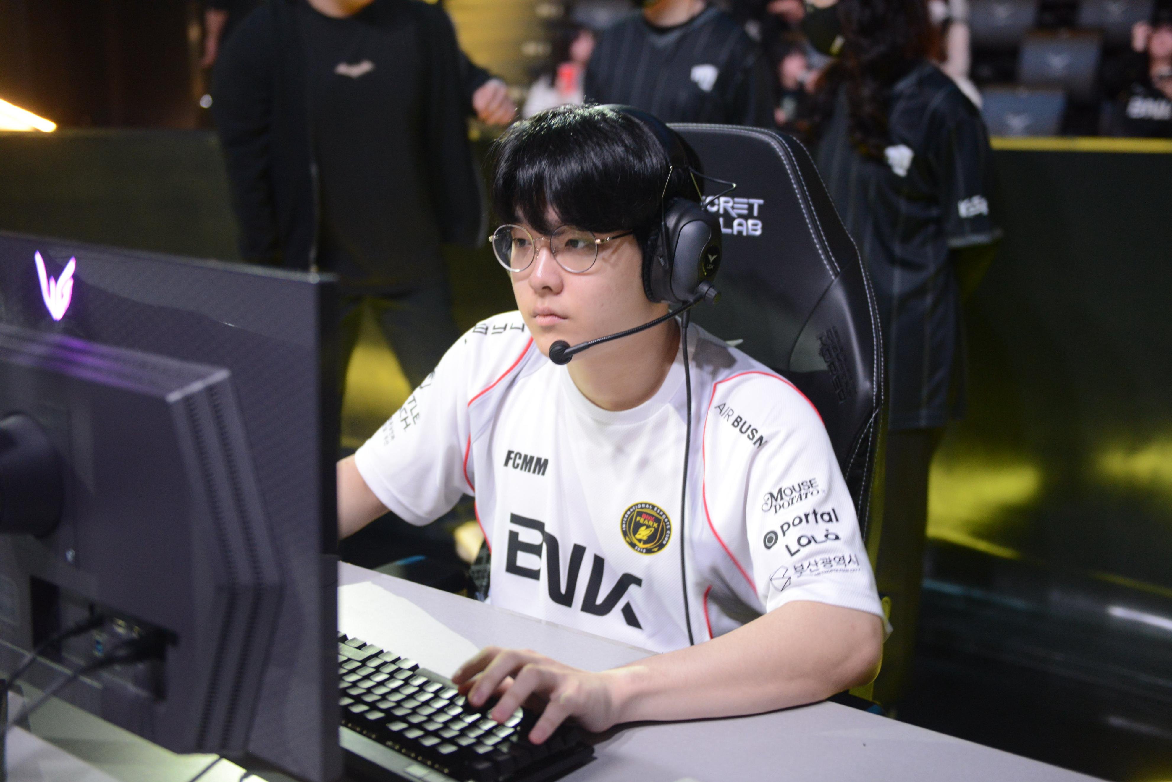 DK碾压T1,Keria关键团战开团秒人峡谷大战淘汰赛,让粉丝疯狂欢呼 DK碾压T1,Keria关键团战开团秒人峡谷大战淘汰赛,让粉丝疯狂欢呼