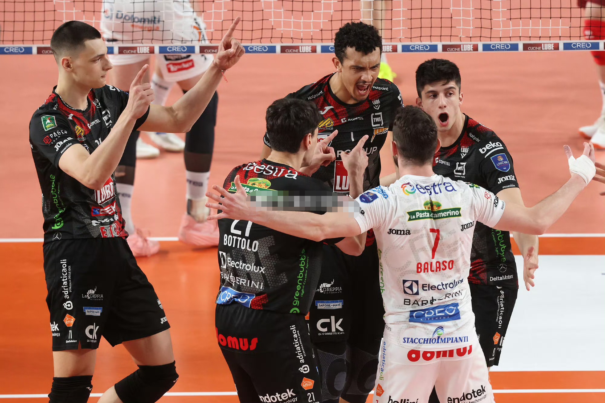 意大利国家队备战关键比赛奇里尼主帅精心调整 意大利国家队备战关键比赛奇里尼主帅精心调整